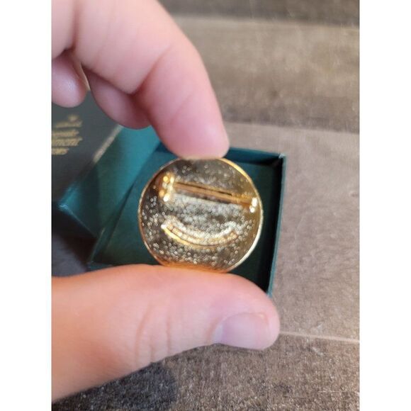 Hallmark Keepsake Ornament collectors club 1991 pin - Picture 4 of 4